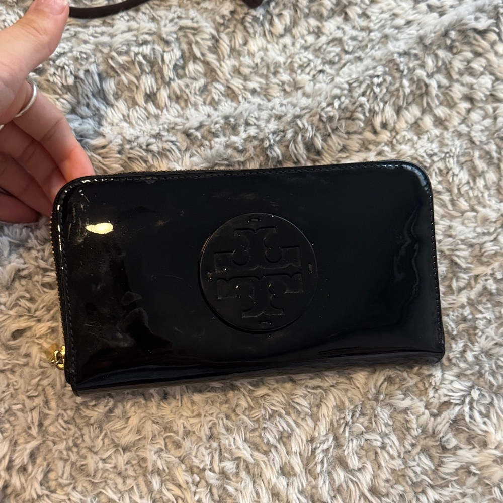 Tory Burch Glossy Black Wallet needs cleaning
